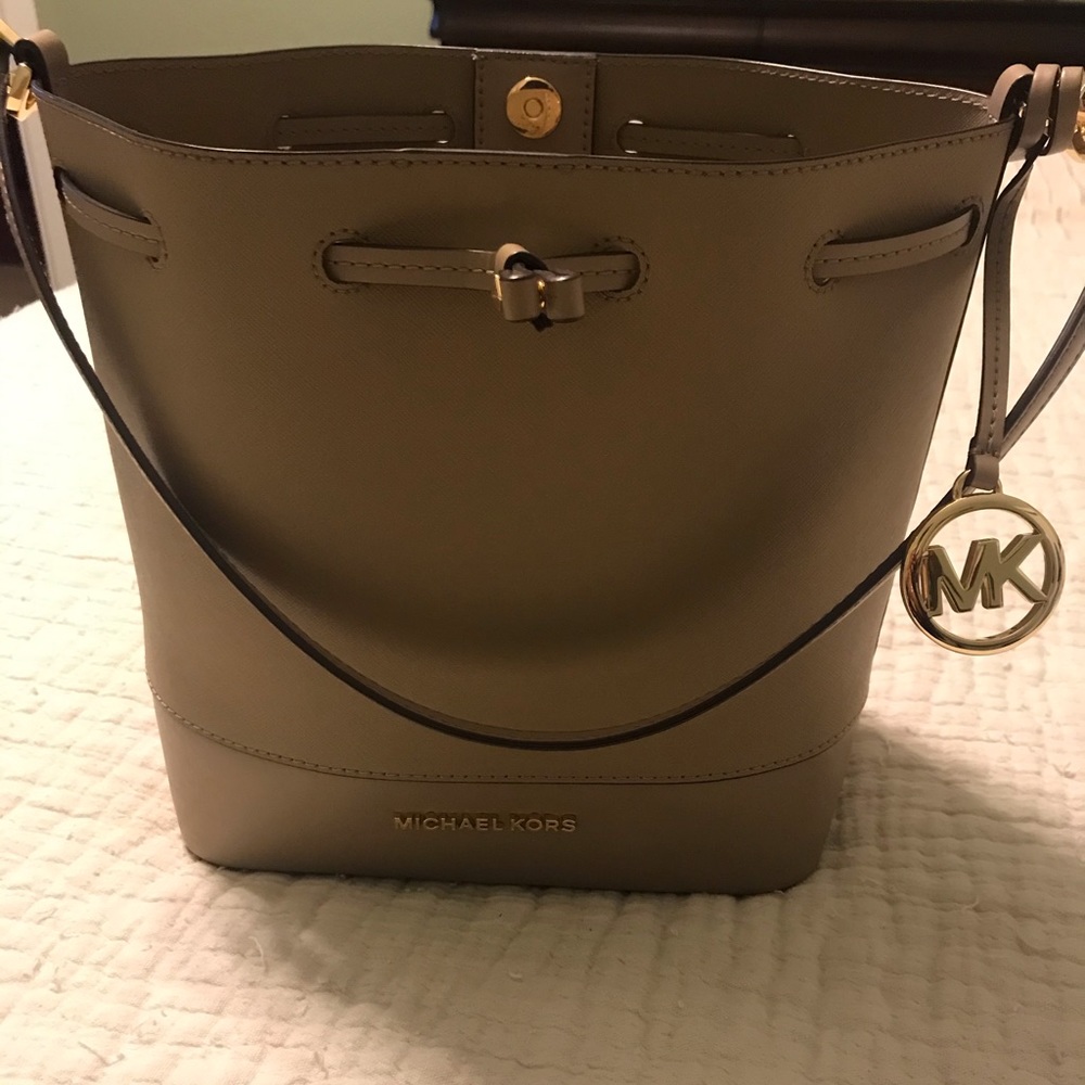 TAN MICHAEL KORS AUTHENTIC Bucket Style Purse.